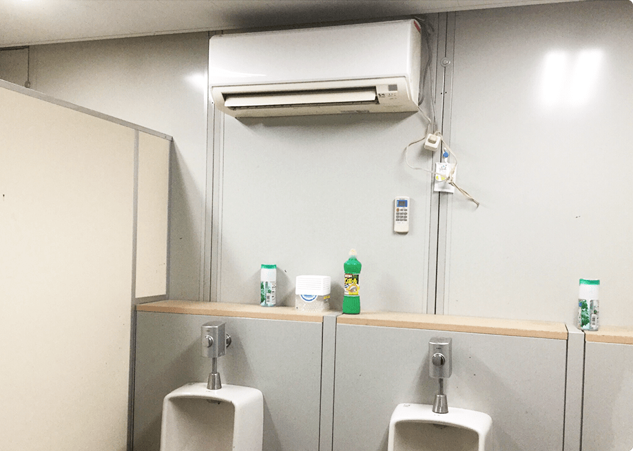 仮設トイレにエアコンをつけている